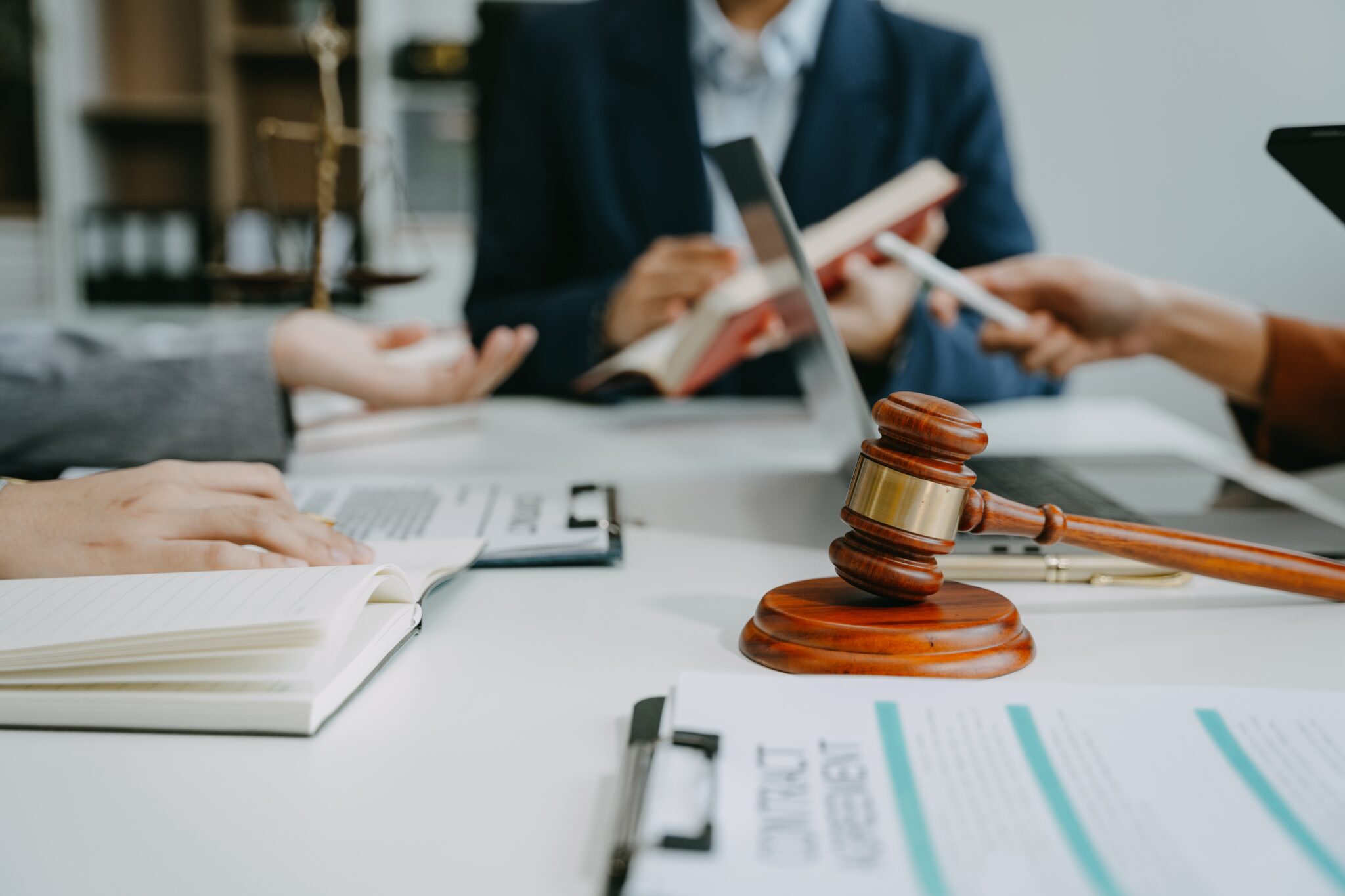 統合報告書の法的要件と規制対応を示すビジネスイメージ